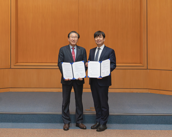 임기철 GIST 총장(왼쪽)과 박성우 숭의과학기술고등학교 교장.