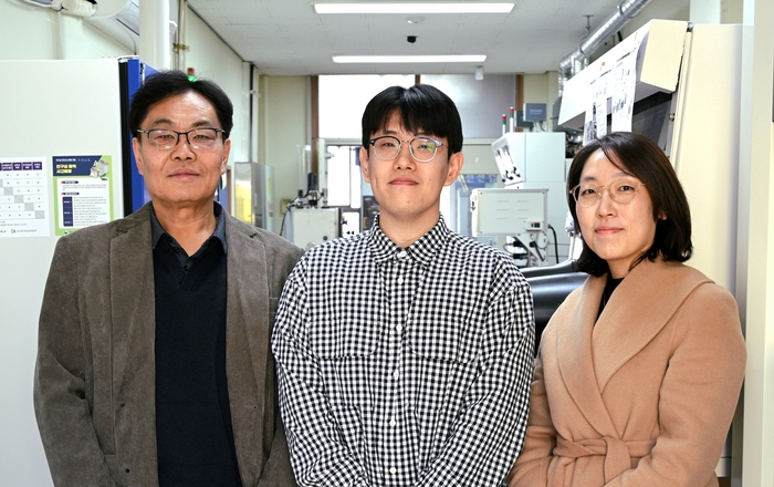 (왼쪽부터) 정수환 교수, 조효종 박사과정생, 도윤선 교수