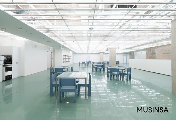 무신사 스튜디오 신당점의 라운지 전경