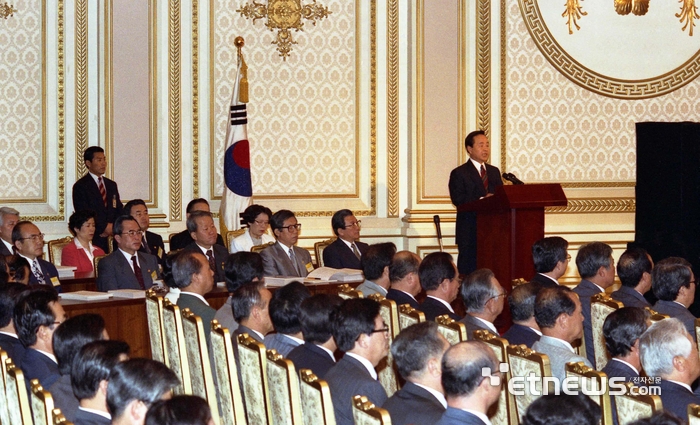 김영삼 대통령이 1993년 7월 2일 청와대 영빈관에서 신경제 5개년 보고대회에서 대국민 담화를 발표하고 있다. 국가기록원 제공