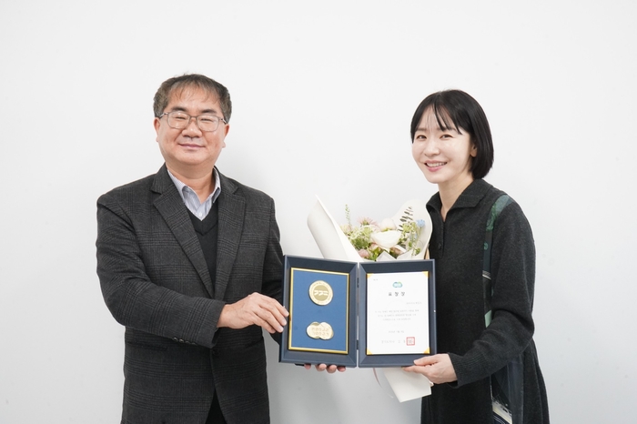 카카오게임즈는 장애인 게임 접근성 향상을 위한 보조기기 지원 사업인 '함께하는 플레이버디'로 경기도 내 장애인의 문화 향유권 증진에 기여한 공로를 인정받아 경기도지사 표창을 수상했다. 정인학 경기도재활공학서비스연구지원센터장(왼쪽)과 조정연 카카오게임즈 ESG/Value Enhancement실장이 기념촬영했다.