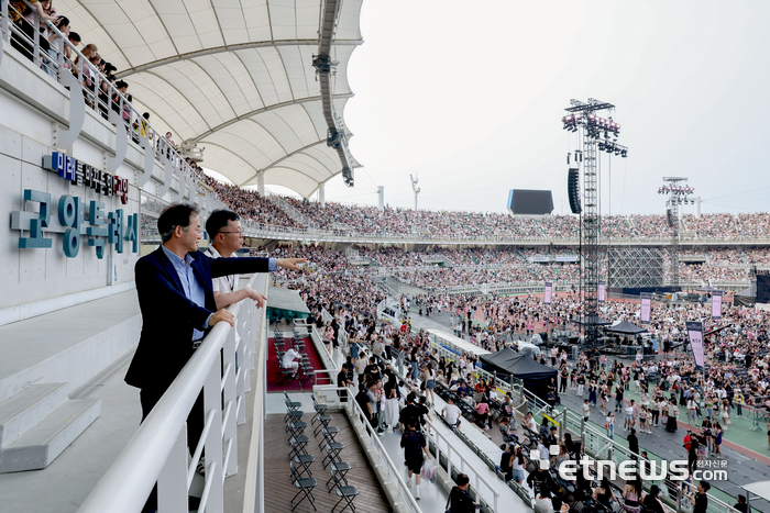 이동환 고양시장(왼쪽)이 지난해 7월 블랙핑크 월드투어 콘서트가 열리는 고양종합운동장을 찾아 현장 점검을 실시했다.