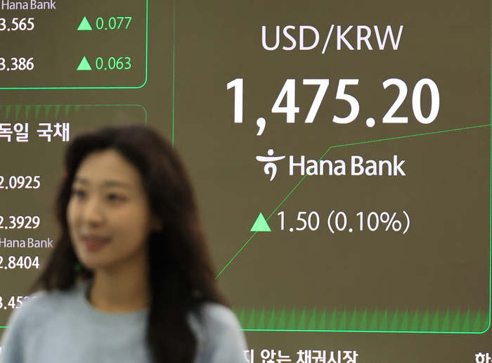 내려오지 않는 환율
(서울=연합뉴스) 최재구 기자 = 20일 서울 중구 하나은행 본점에서 직원이 증시 및 환율 전광판 앞을 지나고 있다. 이날 원/달러 환율은 0.8원 오른 1,474.5원에 장을 개장했다. 2026.1.20
jjaeck9@yna.co.kr
(끝)