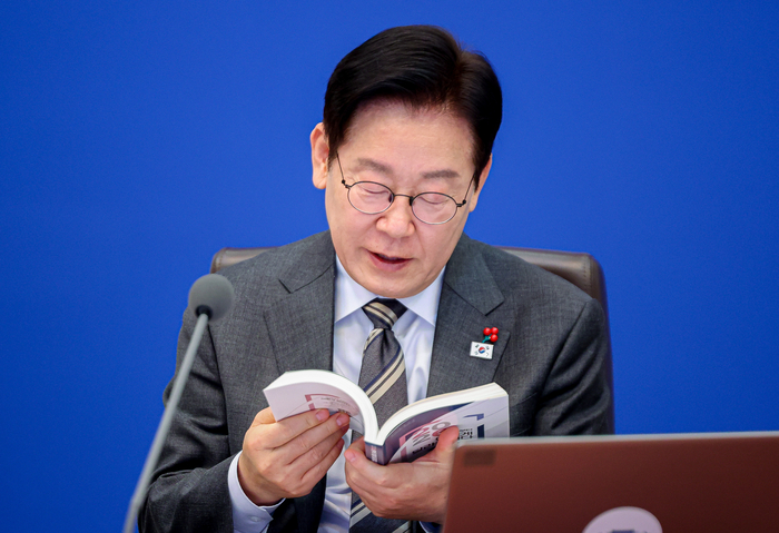 자료집 살펴보는 이재명 대통령     (서울=연합뉴스) 김도훈 기자 = 이재명 대통령이 20일 청와대에서 열린 국무회의에서 자료집을 살펴보고 있다. 2026.1.20 [청와대통신사진기자단]     superdoo82@yna.co.kr (끝)