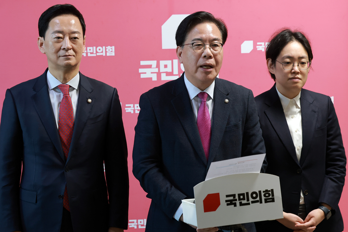 국민의힘 송언석 원내대표가 쌍특검 등 현안과 관련해 백브리핑하고 있다. 연합뉴스