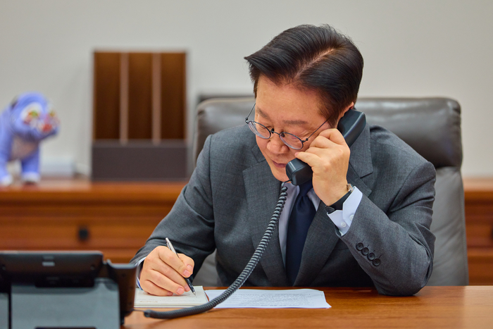 이재명 대통령, 카타르 국왕과 통화     (서울=연합뉴스) 이재명 대통령이 20일 청와대에서 타밈 빈 하마드 알사니 카타르 국왕과 통화를 하고 있다. 2026.1.20 [청와대 제공. 재판매 및 DB 금지]     photo@yna.co.kr (끝)