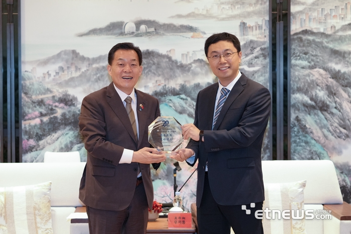 이재준 수원시장(왼쪽)이 19일 중국 주하이시를 방문해 우저통 시장에게 우호결연 20주년 감사패를 전달 받고 기념촬영 했다.