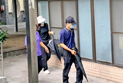 사망한 천씨의 언니(왼쪽)와 친아버지. 사진=자유시보