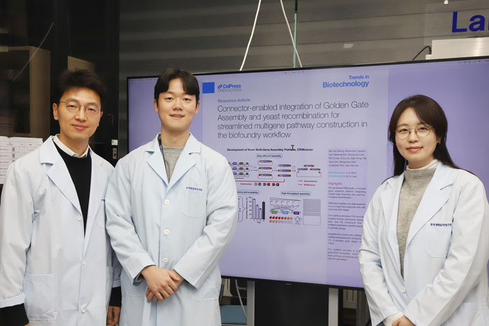연구책임자인 이대희 박사(사진 왼쪽)를 비롯한 연구팀들