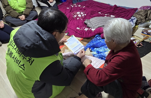 21일 한영배 한국에너지공단 지역에너지복지이사(왼쪽)가 에너지바우처 수급세대를 방문해 '에너지바우처 등유·LPG 확대 지원 사업'을 설명하고 있다. [자료:한국에너지공단]