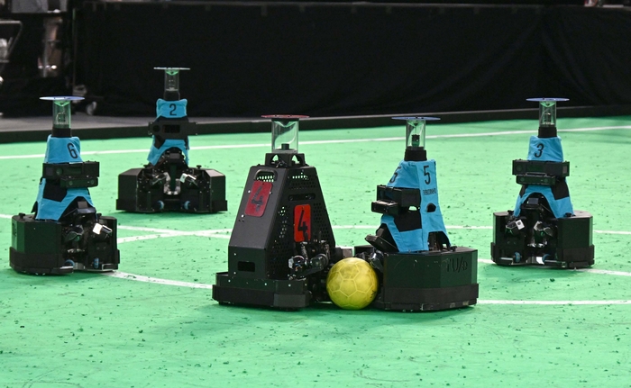 2024 세계로보컵대회 미들사이즈 리그 경기에서 로봇들이 축구경기를 하고 있다. / 김민수 기자 mskim@etnews.com