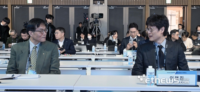 [포토] 대화 나누는 이창용 총재-이해진 의장