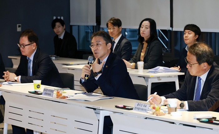 권대영 금융위원회 부위원장이 21일 오전 서울 종로구 정부서울청사에서 개최한 금융업권 생산적 금융협의체에서 금융감독원 소비자보호총괄 부원장보, KB금융지주, 우리금융지주, iM금융지주, 한국투자증권, KB증권, 한화생명, 삼성화재, 한국산업은행, 중소기업은행의 생산적 금융 담당 임원 등 생산적 금융으로의 전환의 주체인 금융업권과 지속적인 소통과 협력을 위해 논의했다. 사진제공=금융위원회