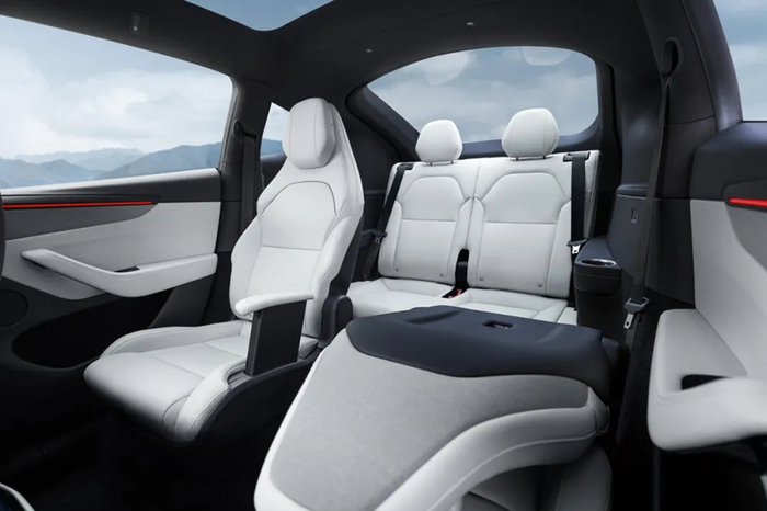 테슬라 모델 Y L 실내