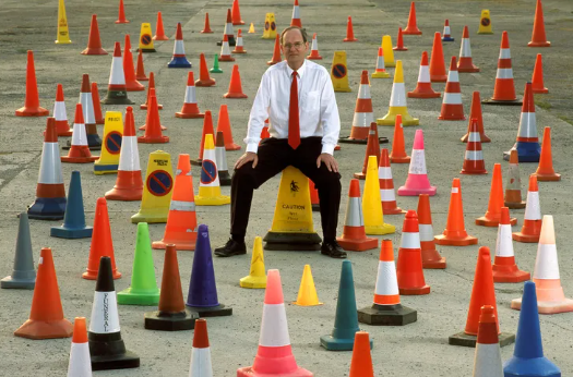 수십 년간 교통 콘을 수집해 기네스북에 오른 데이비드 모건. 사진=기네스 세계기록