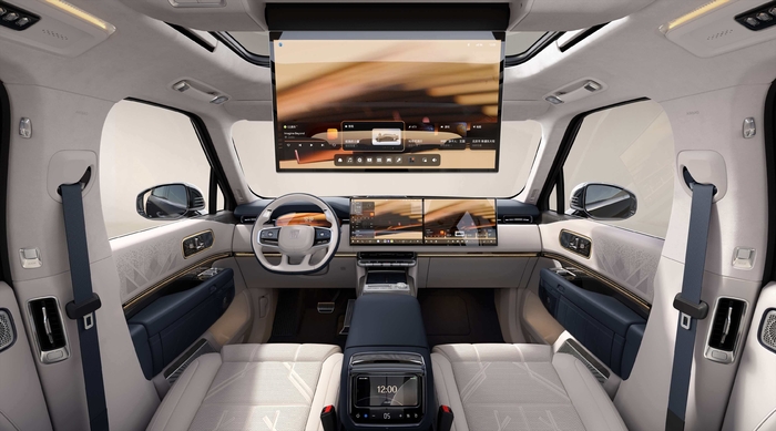 삼성디스플레이의 17형 RSE 디스플레이와 16형 CID, PID가 탑재된 지커 9X 내부 모습. 〈사진 삼성디스플레이 제공〉