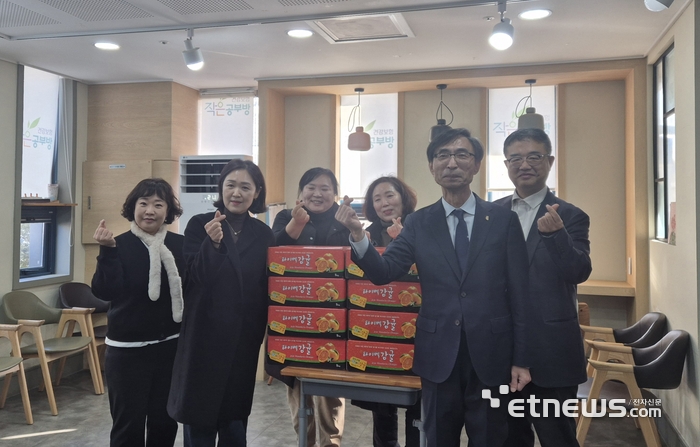 한국사회보장정보원 김현준 원장(오른쪽 두번째)이 강원도 강릉시 주문진에 위치한 1318해피존 파란바다지역아동센터를 방문해 현장 의견을 듣고, 간식을 전달했다.