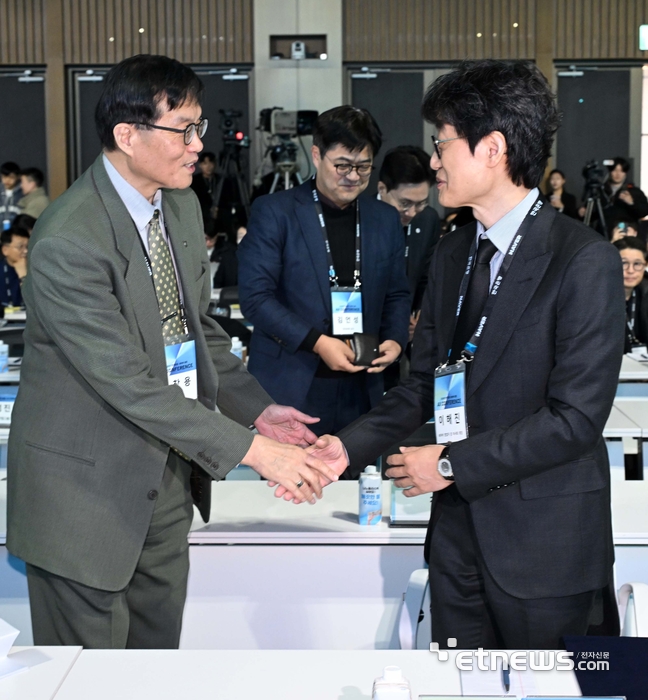 [포토] 인사 나누는 이창용 한국은행 총재와 이해진 네이버 창업자 겸 이사회 의장