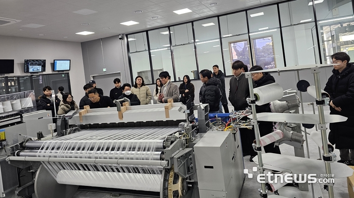 한국섬유개발연구원이 친환경 섬유소재 기반 직물 분해설계 기초 실무역량강화 교육을 실시하고 있다.