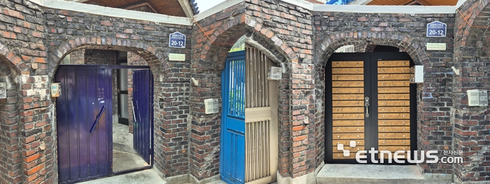 수원도시재단,  '2026년 새빛하우스 집수리 지원사업'의 일환으로 문 수리 전(왼쪽)과 수리 후 모습.