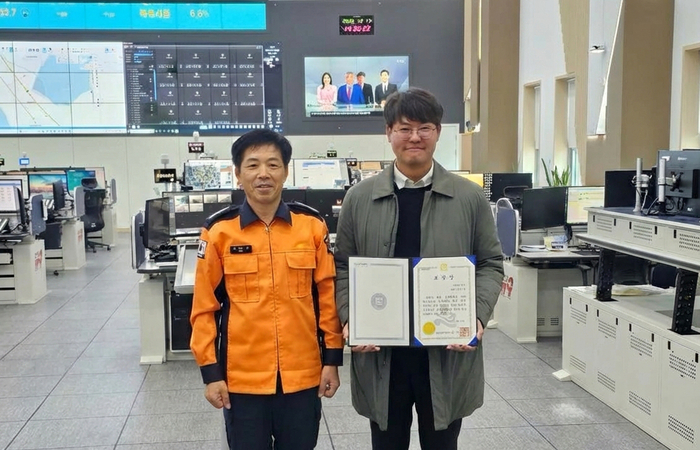 박호진 파이오링크 부장(오른쪽)이 도지사 표창 수상 후 전남소방본부 통합관제센터에서 기념촬영 하고 있다. (파이오링크 제공)