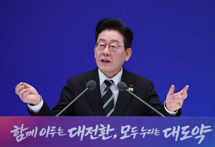 이재명 대통령, 신년기자회견 발언     (서울=연합뉴스) 김도훈 기자 = 이재명 대통령이 21일 청와대 영빈관에서 열린 신년기자회견에서 발언하고 있다. 2026.1.21     superdoo82@yna.co.kr (끝)