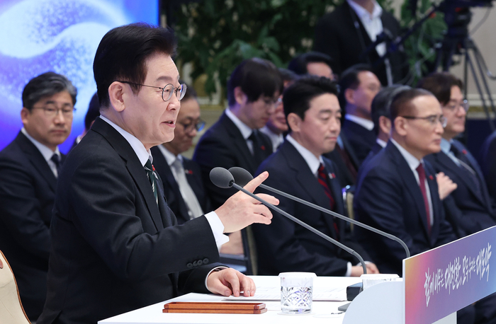 신년기자회견, 답변하는 이재명 대통령     (서울=연합뉴스) 김도훈 기자 = 이재명 대통령이 21일 청와대 영빈관에서 열린 신년기자회견에서 취재진 질문에 답하고 있다. 2026.1.21     superdoo82@yna.co.kr (끝)