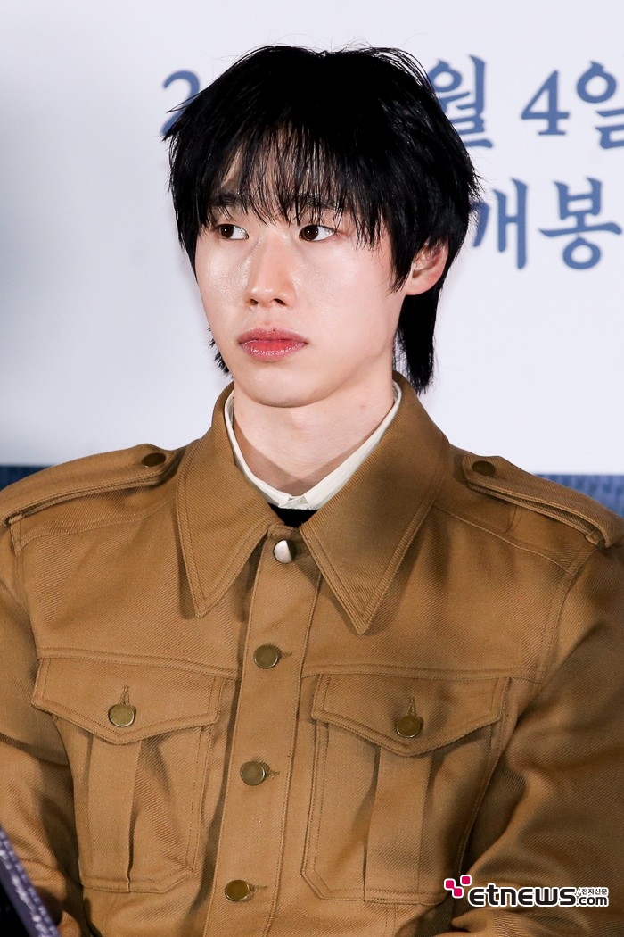 [ET포토] 김민, '조심스럽게 힐끔'