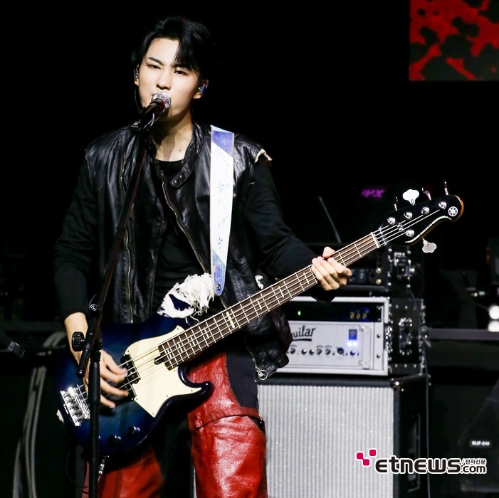 [ET포토] 에이엠피 주환, '열창하는 베이시스트'
