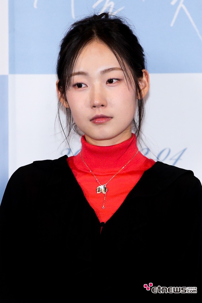 [ET포토] 강민주, '생각에 잠겨서'