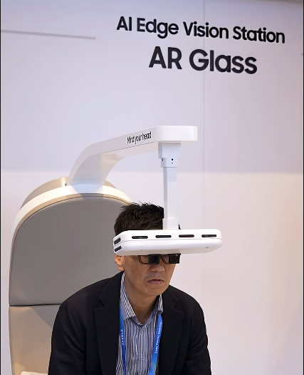 삼성디스플레이가 CES 2026에서 선보인 1.4형 RGB 올레도스를 적용한 AR 글라스 데모 기기. 〈사진 삼성디스플레이 유튜브 캡쳐〉