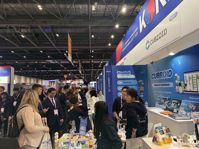 21일 열린 벳쇼 한국관에서 국내 에듀테크 기업 관계자들이 서비스를 소개하고 있다. (사진=이지희 기자)