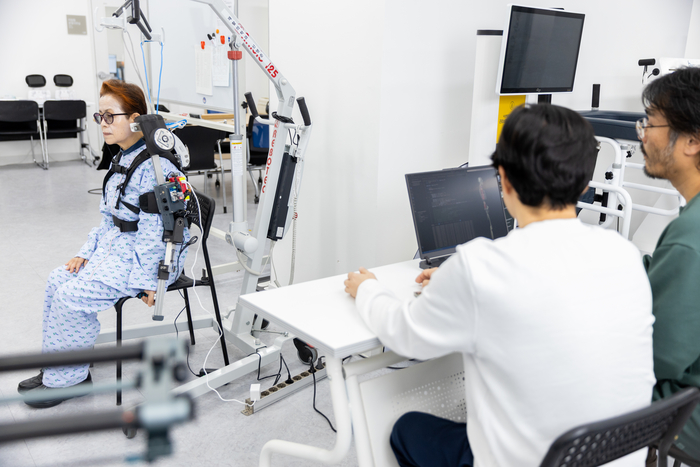 ETRI 연구진이 환자 웨어러블 로봇 착용 상태에서 측정되는 데이터를 분석하고 있다.