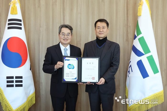 김동연 경기지사가 22일 오전 오세영 경기아트센터 신임 이사장에게 임명장을 수여하고 기념 촬영했다.