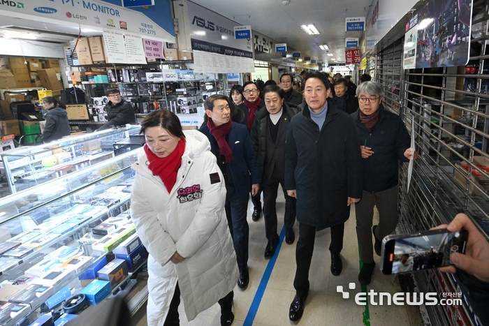 [포토] 선인상가 둘러보는 오세훈 서울시장
