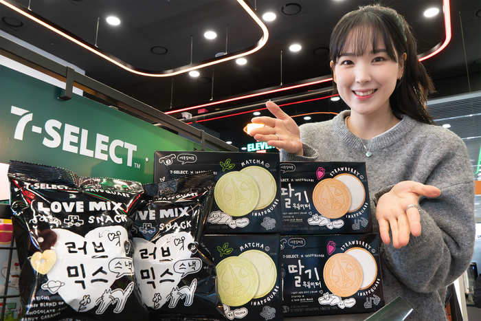 모델이 세븐일레븐이 '이나피스퀘어'와 협업해 선보인 PB 스낵을 소개하고 있다.