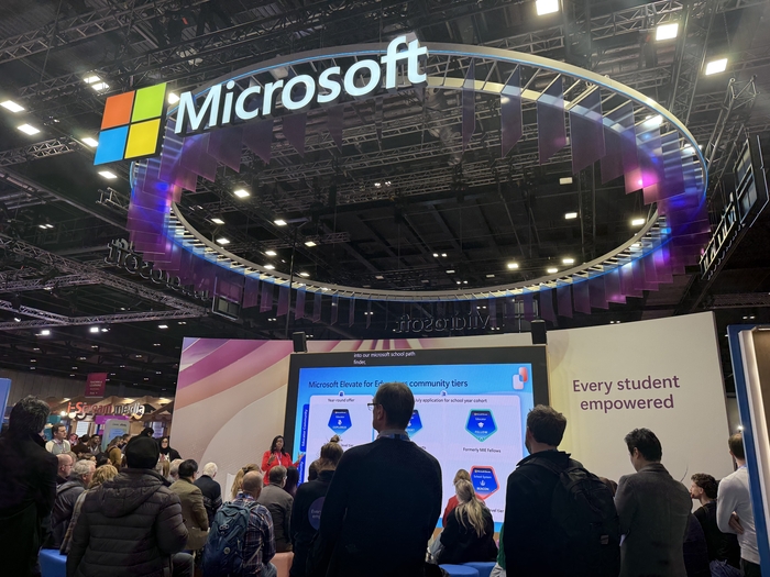 21일 열린 벳쇼 마이크로소프트관에서 박람회 참가자들이 세션 설명을 듣고 있다.  (사진=이지희 기자)