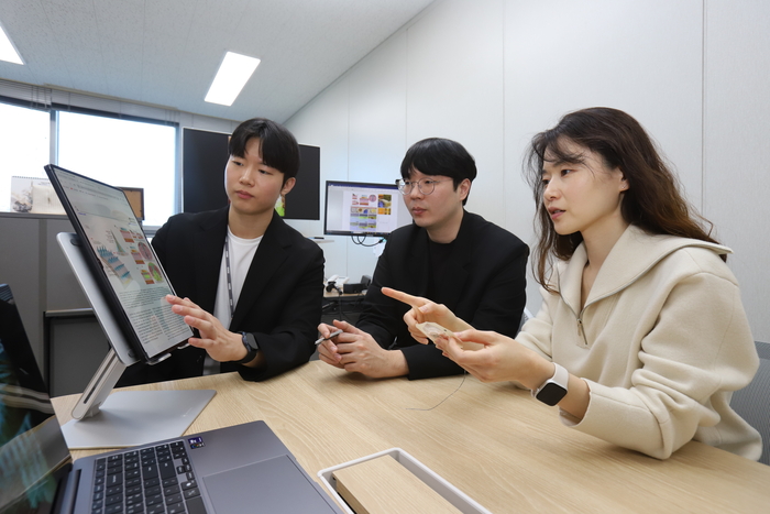 전소희 기계연 책임연구원(오른쪽)이 마이크로 니들 샘플을 보며 연구팀과 논의하고 있다.