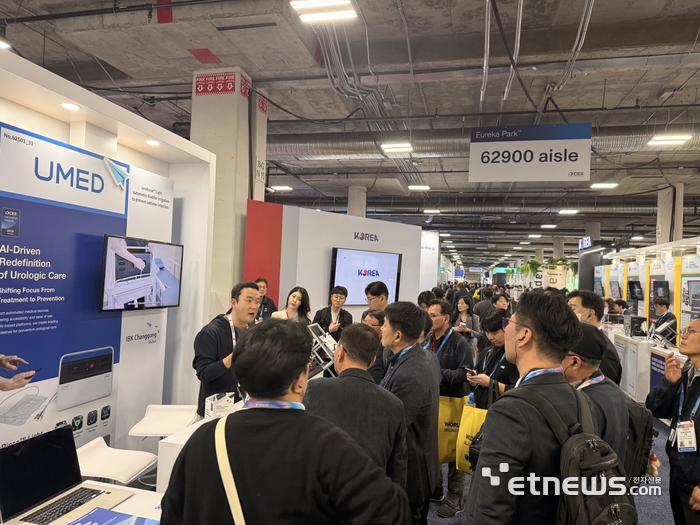 유메드 박명찬 대표가 CES 2026 현장에서 부스를 찾은 글로벌 방문객들에게 자동 방광세척 시스템 'UroRinse™ Light' 기술력을 설명하고 있다.
