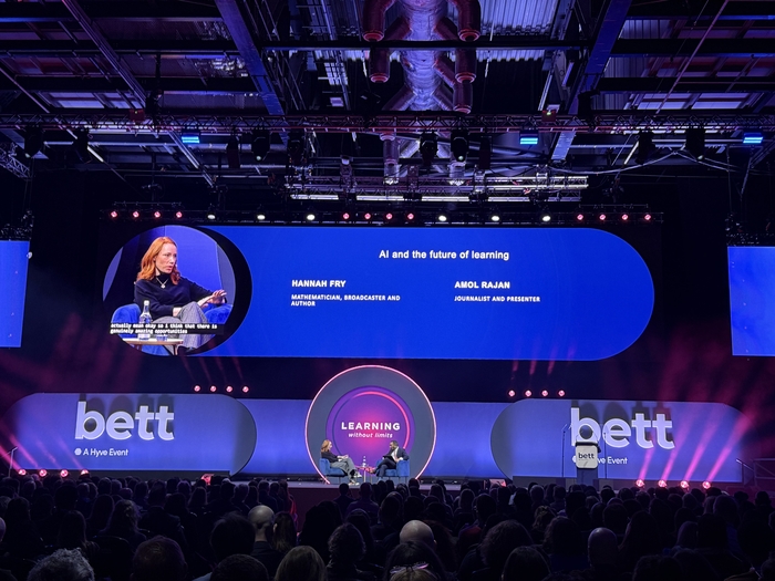 과학커뮤니케이터이자 수학자인 한나 프라이와 저널리스트 아몰 라잔이 'AI와 교육의 미래(AI and the future of learning)'를 주제로 강연하고 있다. (사진=이지희 기자)