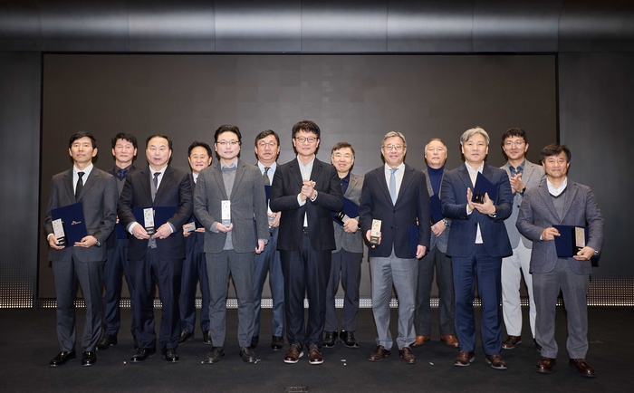 22일 SK텔레콤 관계자들과 협력사 관계자들이 SK텔레콤 T타워 에서 기념촬영을 하고 있다.