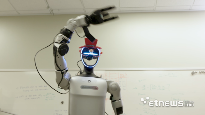 마이크로소프트(MS)의 첫  로보틱스 모델 '로-알파'가 탑재된 중국 유니트리 G1 휴머노이드 로봇. [사진=마이크로소프트 공식 홈페이지 영상 캡처]