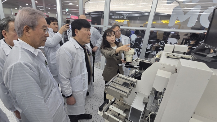 이철수 한국폴리텍대학 이사장(앞줄 왼쪽 두번째) 등이 반도체클린룸에서 와이어본딩 체험을 하고 있다. [자료:한국폴리텍대학]