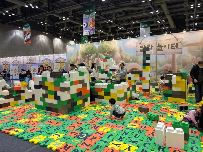 미취학 아동들이 안전하게 뛰어놀 수 있는 말랑놀이터