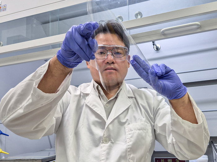 홍성우 수석연구원이 개발 첨가제를 적용한 고경도 자가치유 코팅소재를 확인하고 있다.