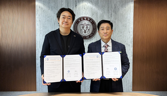 최종복 직스테크놀로지 의장(왼쪽)과  김도봉 광운인공지능고등학교  교장이 MOU를 들어보였다.