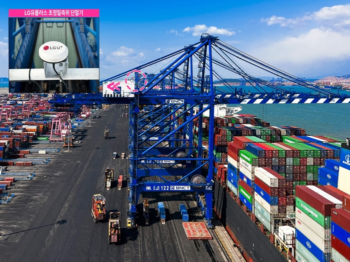 부산신항 5부두에 위치한 항만 크레인에 설치된 초정밀측위(RTK) 단말의 모습.