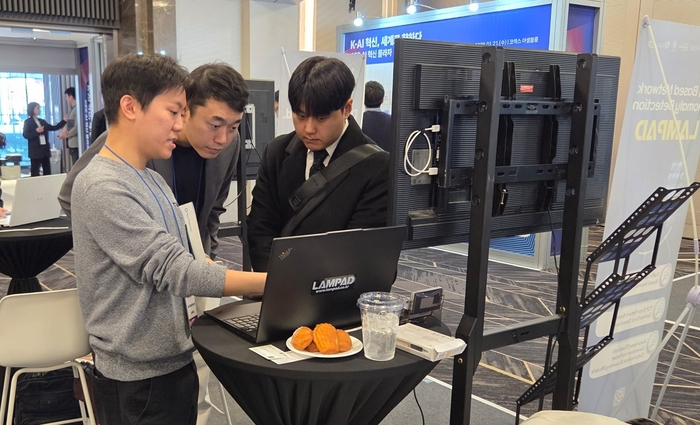 산업통상부와 코트라는 CES 2026  현장에서 발굴한 수출·투자 협력 수요를 조기에 사업화하기 서울 코엑스에서 'CES AI 혁신 플라자'를 열었다. 램파드가 행사장에서 해외 바이어에게 제품을 설명하고 있다.