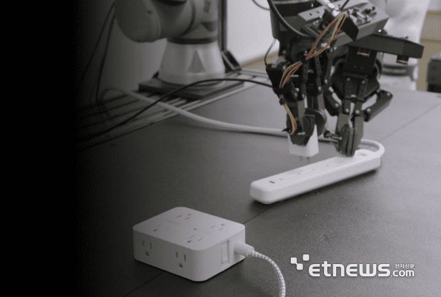 MS 리서치는 자사 AI 모델 '파이' 시리즈 모델을 활용한 시각언어행동(VLA) 모델을 기반으로 자사 첫 번째 로보틱스 모델 '로-알파'(Rho-alpha, ρα)를 개발했다고 21일(현지시간) 밝혔다.