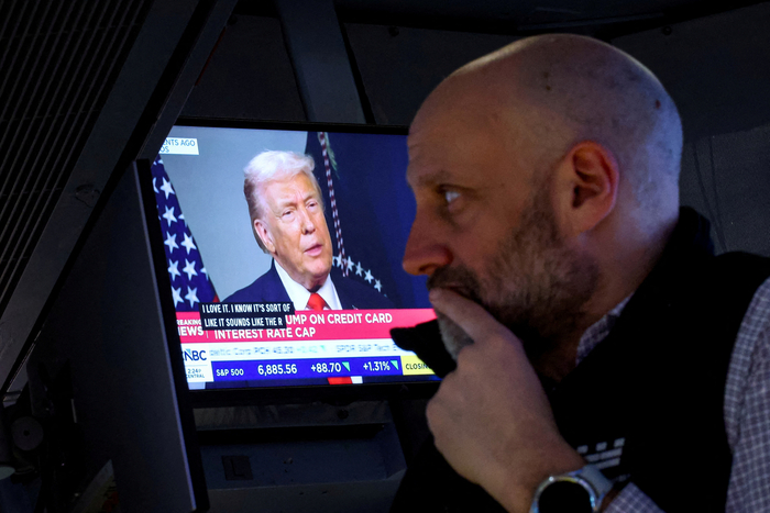 미국 뉴욕 증권거래소에서 증권투자자가 도널드 트럼프 미국 대통령의 연설을 시청하고 있다. 사진=로이터 연합뉴스